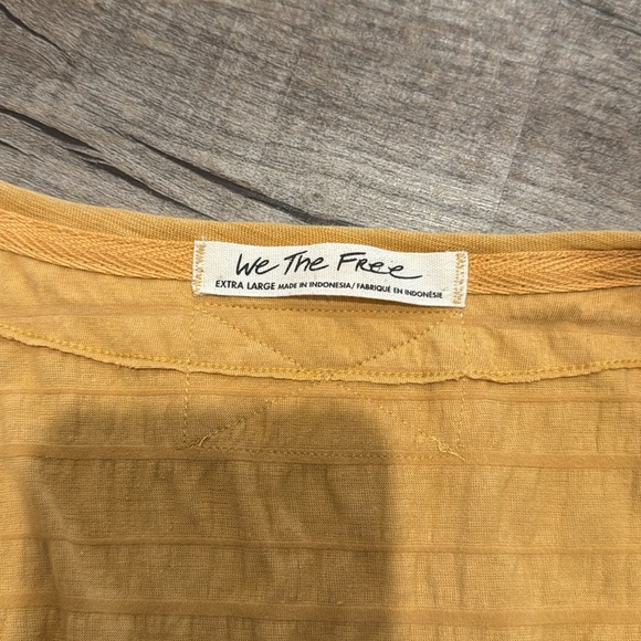 NWOT!! We The Free - Sugar Cube V-Neck T-Shirt - Gold/Yellow - Size XL - Picture 9 of 10